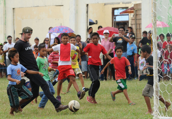David Beckham reparte sonrisas entre los niños de Filipinas