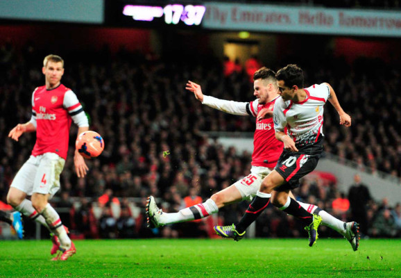Arsenal vencio 2-1 a Liverpool y clasificó a cuartos de final de la Copa FA.
