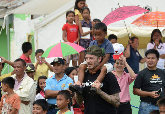 David Beckham reparte sonrisas entre los niños de Filipinas