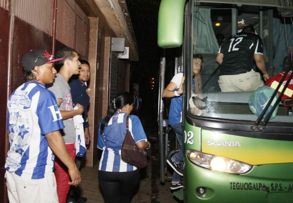 Aficionados hondureños madrugaron para viajar a El Salvador