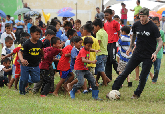 David Beckham reparte sonrisas entre los niños de Filipinas