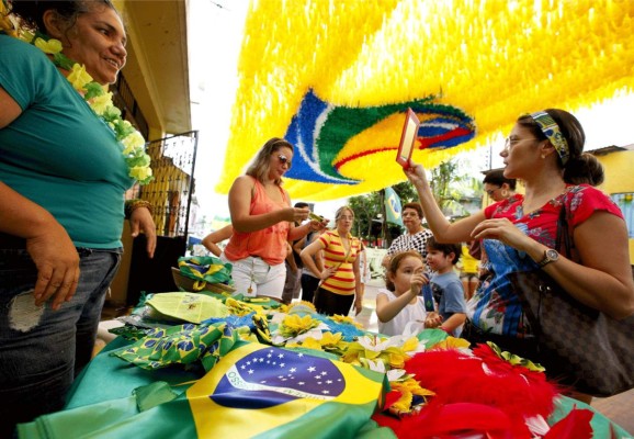 ambiente y color en brasil a un día del comienzo del mundial