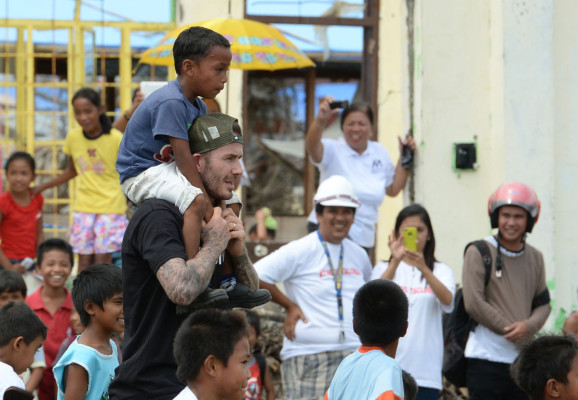 David Beckham reparte sonrisas entre los niños de Filipinas
