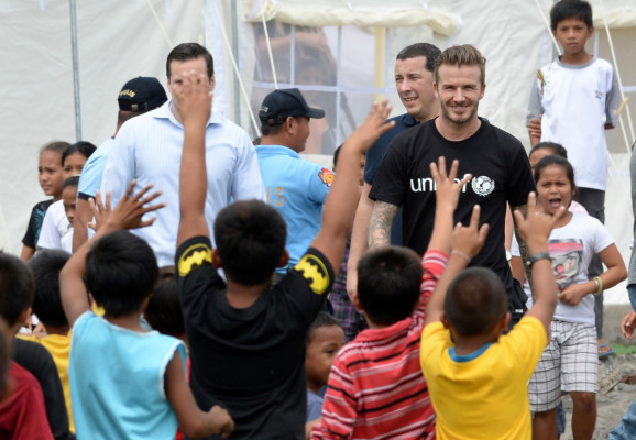 David Beckham reparte sonrisas entre los niños de Filipinas
