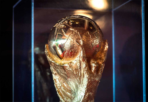 El trofeo la FIFA comenzó su gira en Brasil.