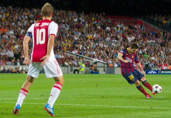 Barcelona golea al Ajax con triplete de Lionel Messi.