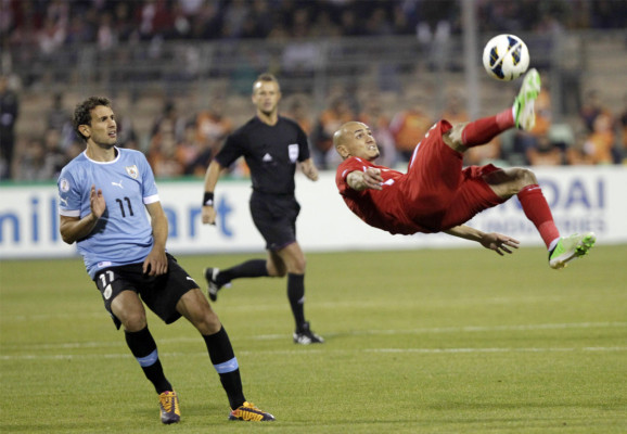 Uruguay golea a Jordania 5-0.