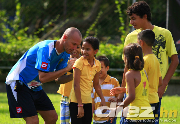 Aldea SOS visita al Real España.