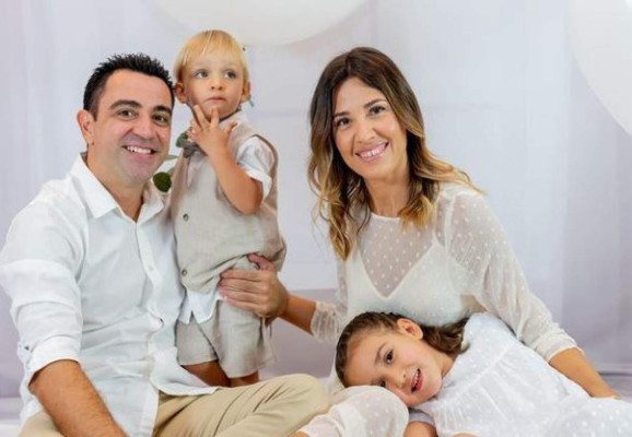 Apasionado beso de Thiago y uno en muletas: Así viven la navidad 2020 los cracks del fútbol