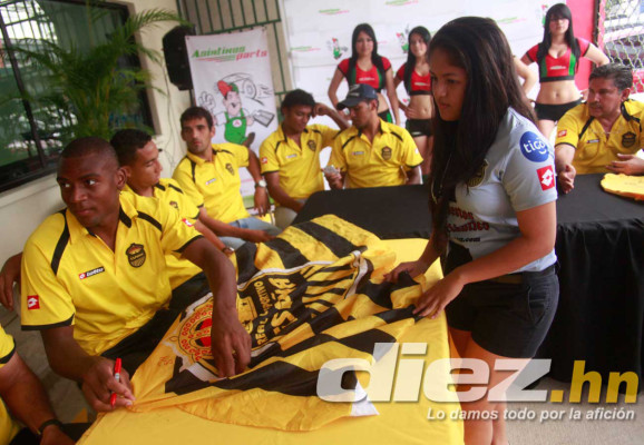 Real España y la firma de autógrafos en Asiatikos Parts.