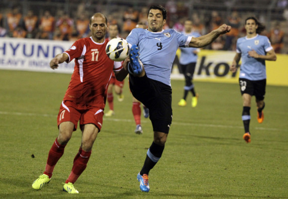 Uruguay golea a Jordania 5-0.