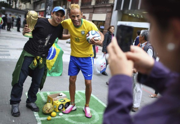 ambiente y color en brasil a un día del comienzo del mundial