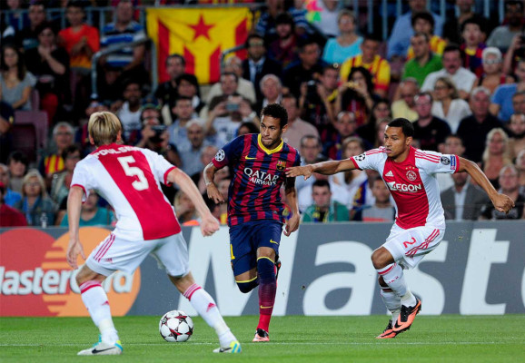 Barcelona golea al Ajax con triplete de Lionel Messi.