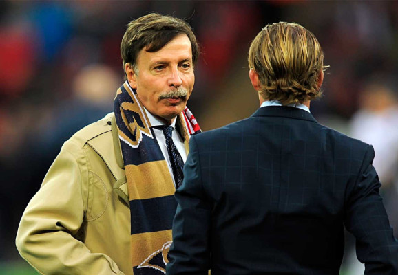 Los grandes magnates del fútbol .