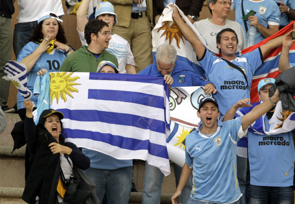 Uruguay golea a Jordania 5-0.