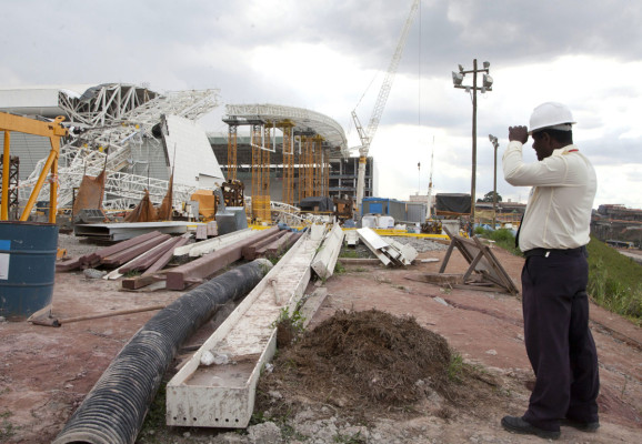 Imágenes del accidente en las obras del estadio inaugural del Mundial-2014.