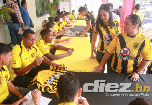 Real España y la firma de autógrafos en Asiatikos Parts.