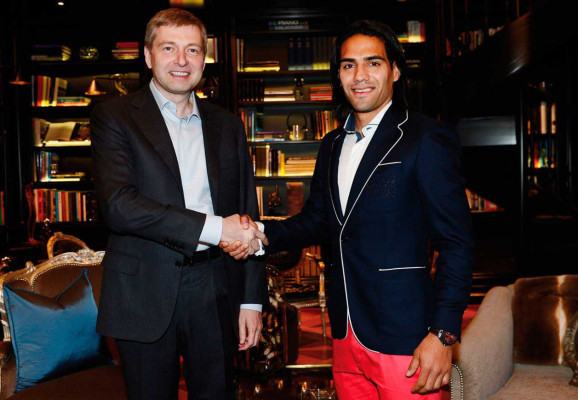 Los grandes magnates del fútbol .