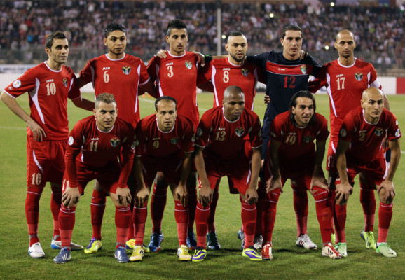 Uruguay golea a Jordania 5-0.