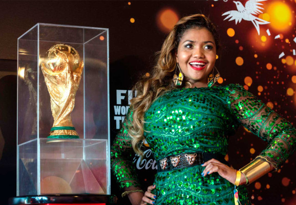 El trofeo la FIFA comenzó su gira en Brasil.