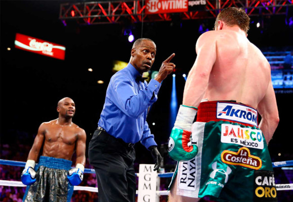 Floyd Mayweather gana con contudencia a Saul 'Canelo' Álvarez