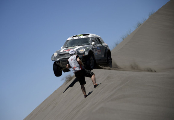 El Rally Dakar 2014 más extenso y exigente que los anteriores .