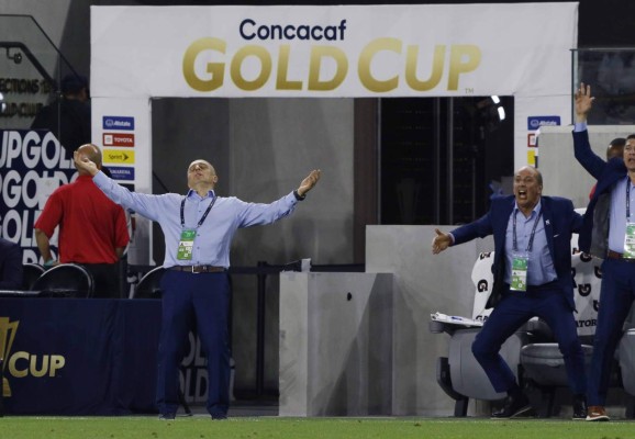 Las otras imágenes: Emilio y Ever consuelan a salvadoreños y la reacción de Coito