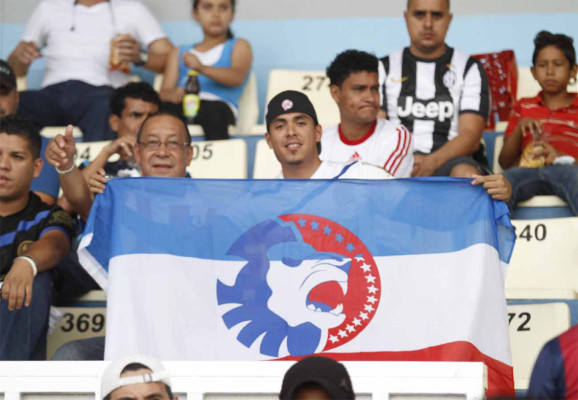 Ambiente en el clásico capitalino