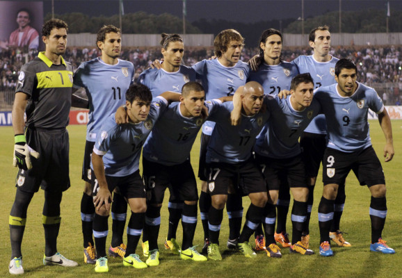 Uruguay golea a Jordania 5-0.