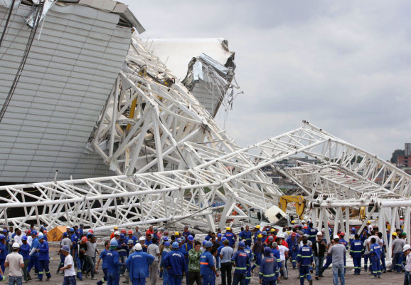 Imágenes del accidente en las obras del estadio inaugural del Mundial-2014.