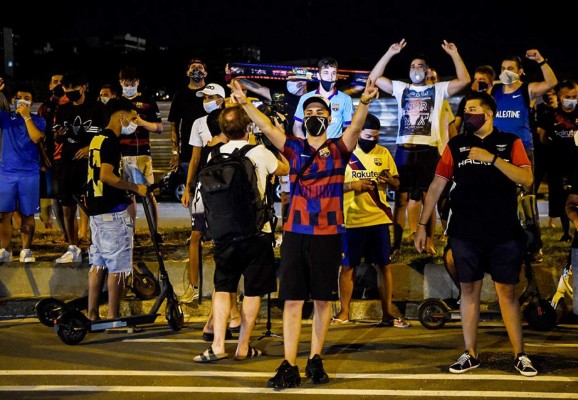 Messi pide irse del Barcelona y así reaccionan los aficionados en las afueras del Camp Nou