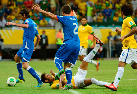 Brasil vs Italia por Copa Confederaciones.