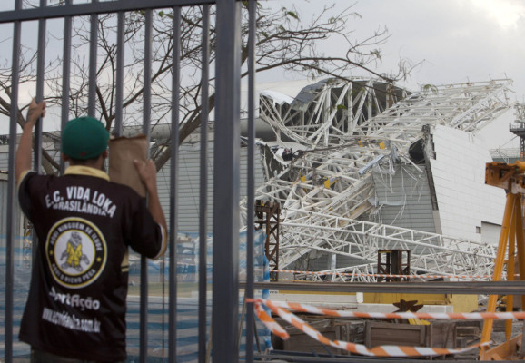 Imágenes del accidente en las obras del estadio inaugural del Mundial-2014.