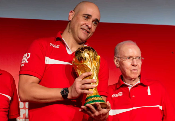 El trofeo la FIFA comenzó su gira en Brasil.