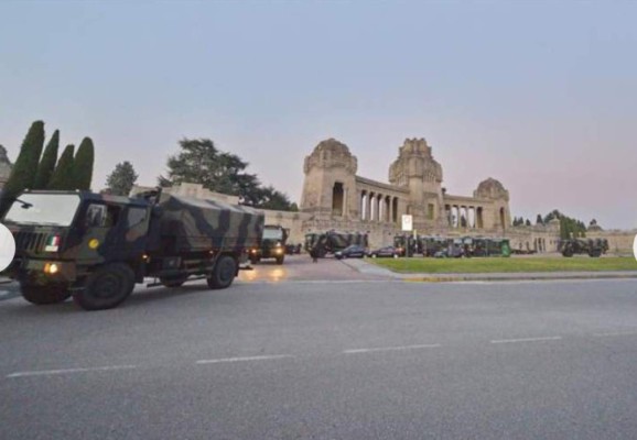 El drama del coronavirus en Italia: Camiones del ejército trasladan decenas de cuerpos para incinerar