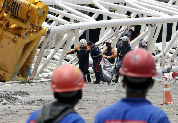 Imágenes del accidente en las obras del estadio inaugural del Mundial-2014.