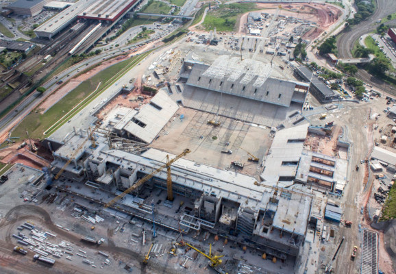 Imágenes del accidente en las obras del estadio inaugural del Mundial-2014.