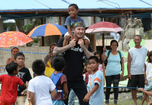 David Beckham reparte sonrisas entre los niños de Filipinas