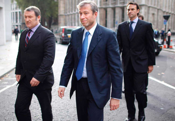 Los grandes magnates del fútbol .