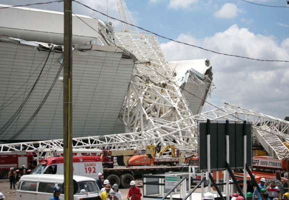 Imágenes del accidente en las obras del estadio inaugural del Mundial-2014.