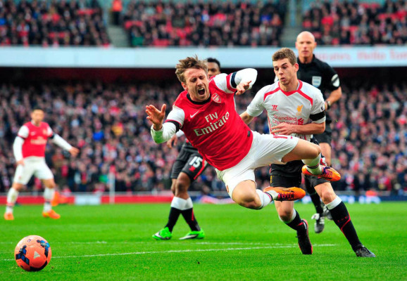 Arsenal vencio 2-1 a Liverpool y clasificó a cuartos de final de la Copa FA.