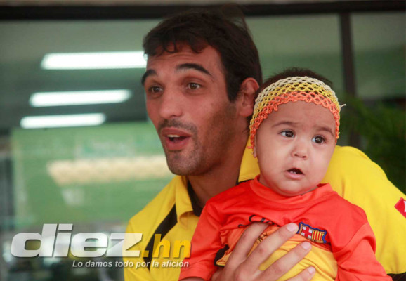 Real España y la firma de autógrafos en Asiatikos Parts.