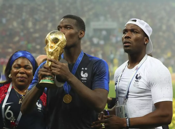 Paul Pogba y su hermano Mathias luego de que Francia ganara la Copa del Mundo en 2018.