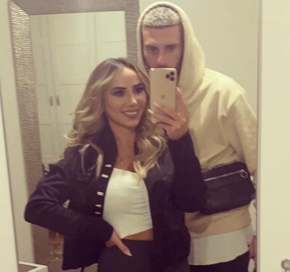 Las redes alucinan con la madre de un futbolista que triunfa como influencer: “Parece su novia”