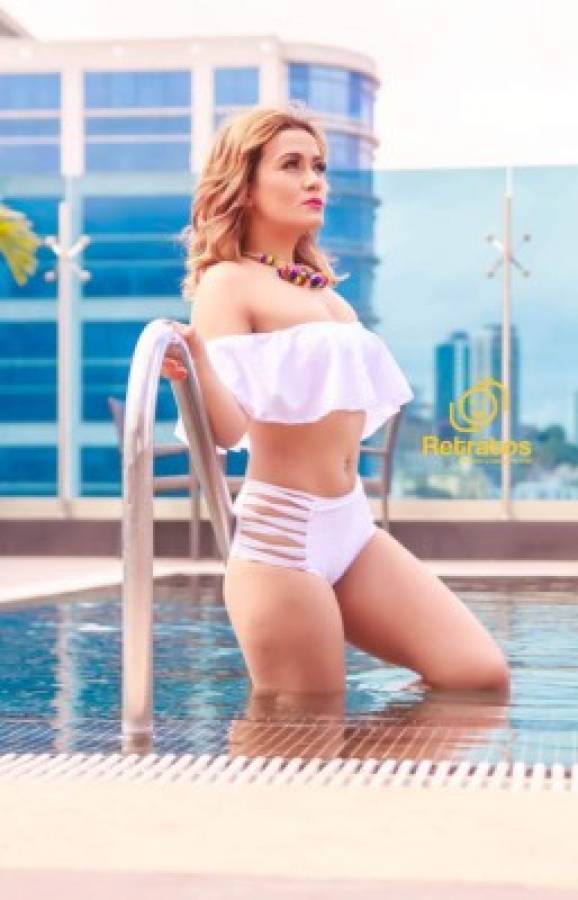 Las espectaculares fotos en bikini de la guapa periodista Issis Argueta