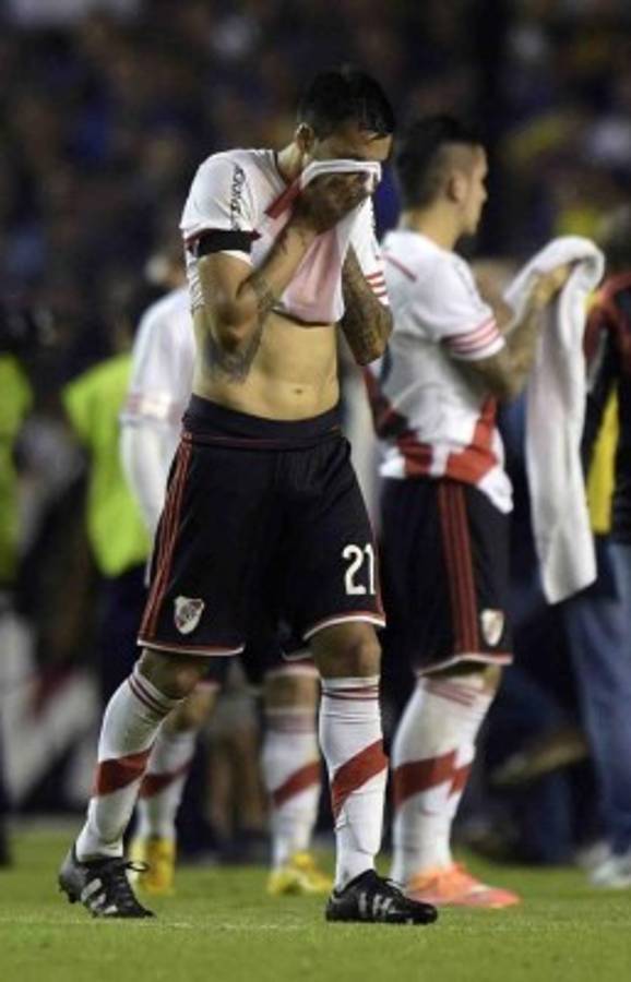 Aficionados de Boca Juniors lanzan gas pimienta a jugadores de River Plate