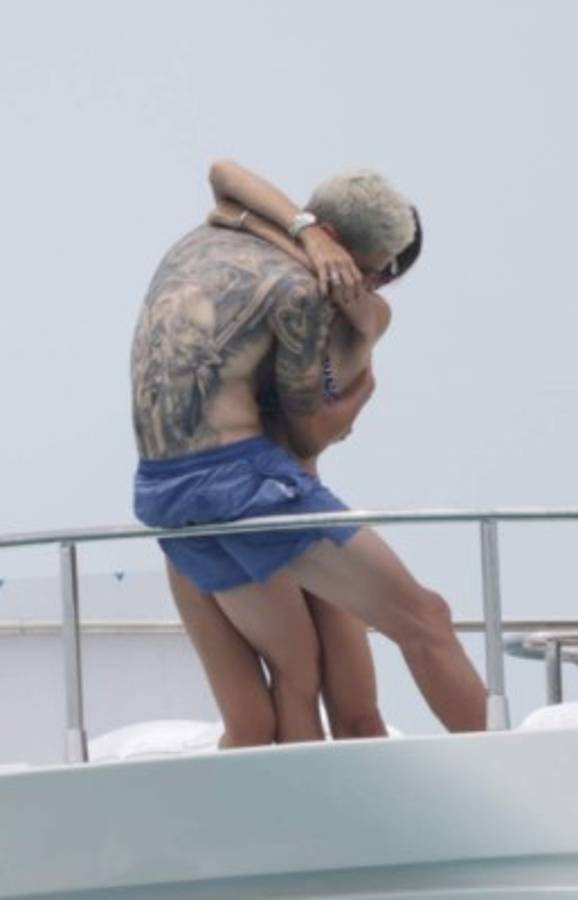 Exfutbolista del Barcelona derrocha pasión con su preciosa esposa en Ibiza y sorprende con enorme tatuaje