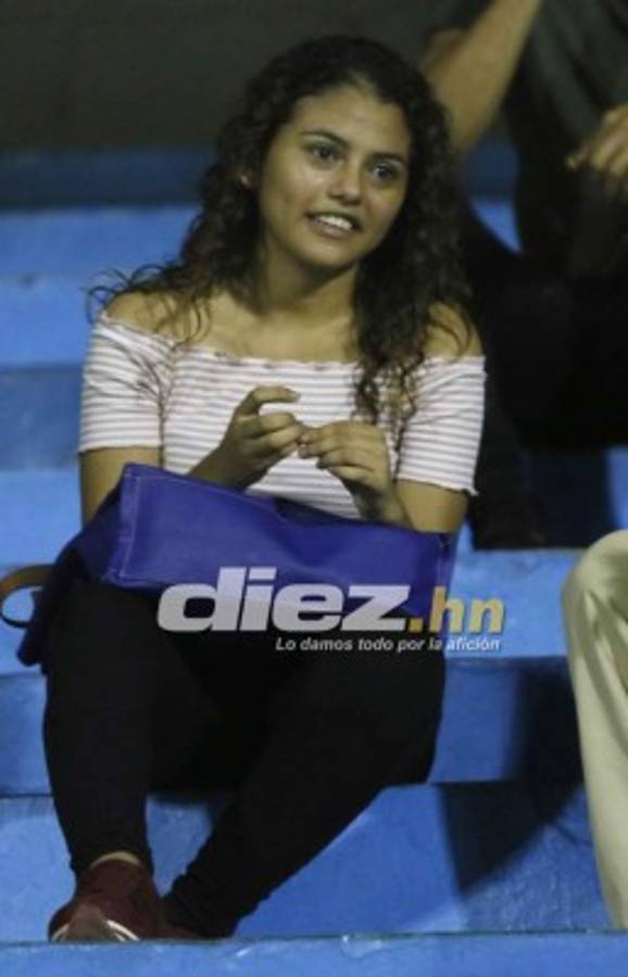 ¡PRECIOSAS! Las bellas chicas que llegaron al estadio Morazán