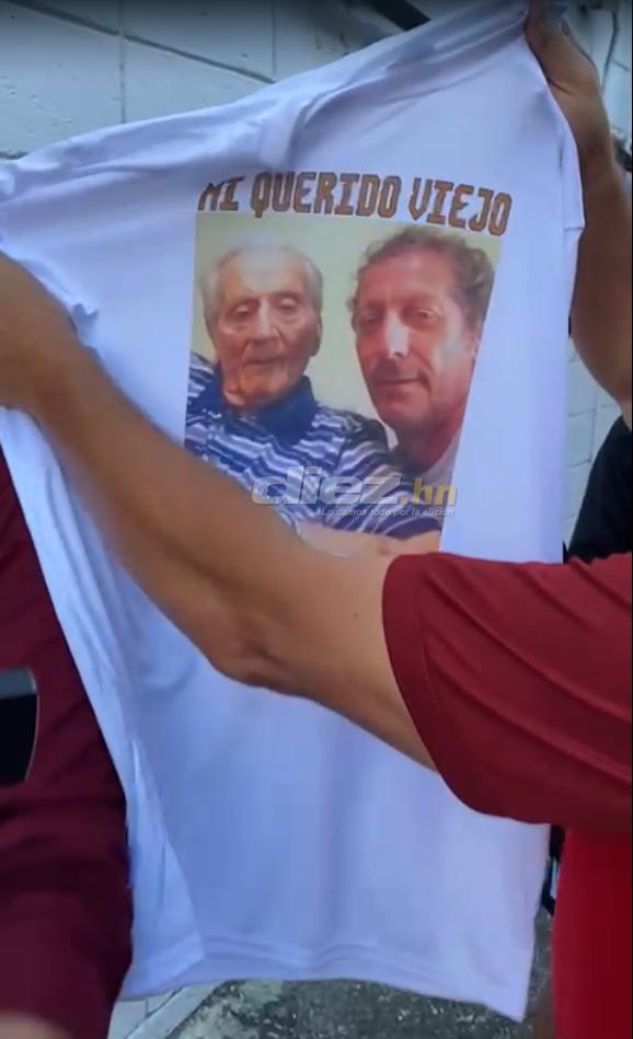 ¡Conmovedor! El tremendo regalo de un aficionado que hizo llorar a Pedro Troglio previo al Olimpia - Motagua