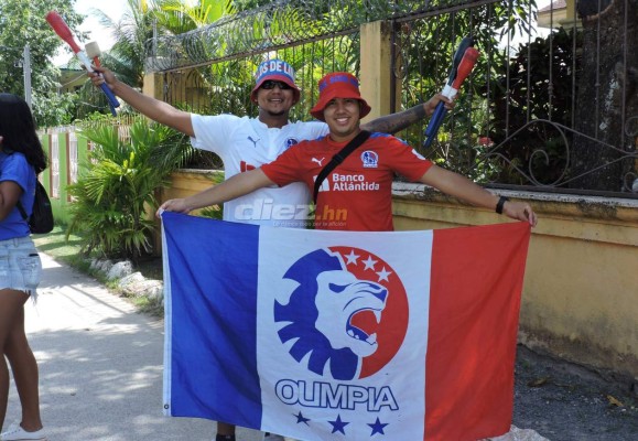 FOTOS: El caluroso recibimiento que tuvo Olimpia en Roatán. ¿Y el camerino?